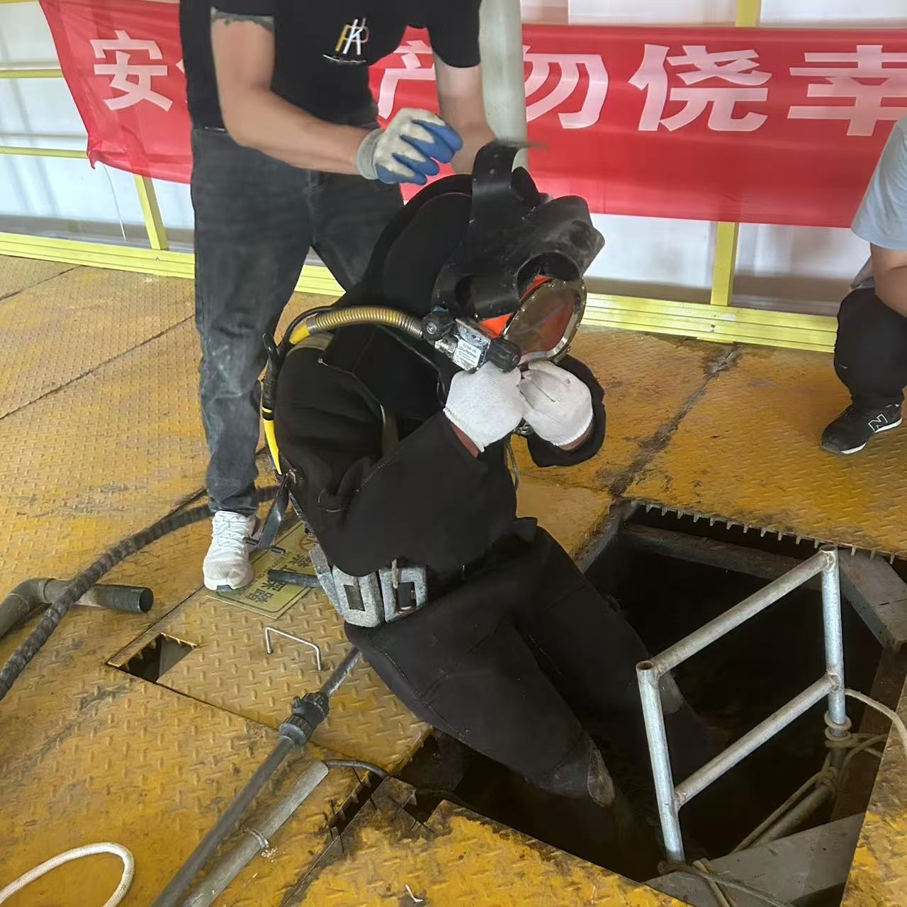水下打捞：水下作业平台可靠