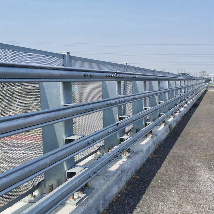 聚宜兴【氟碳漆喷塑防撞护栏】 道路隔离护栏厂家实力厂家-业务覆盖区域|肇源|肇州|绥化|牡丹江|齐齐哈尔|鹤岗|大兴安岭-阿奇乐乐
