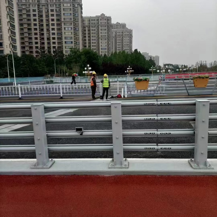 中央分隔栏-视频-中央分隔栏_内蒙古呼伦贝尔市达桥梁护栏不锈钢复合管护栏厂(呼伦贝尔市分公司)
