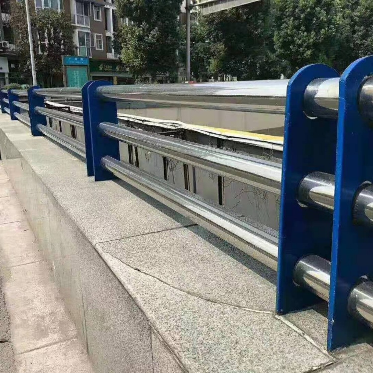 道路护栏马路圆管防撞护栏厂家拥有先进的设备