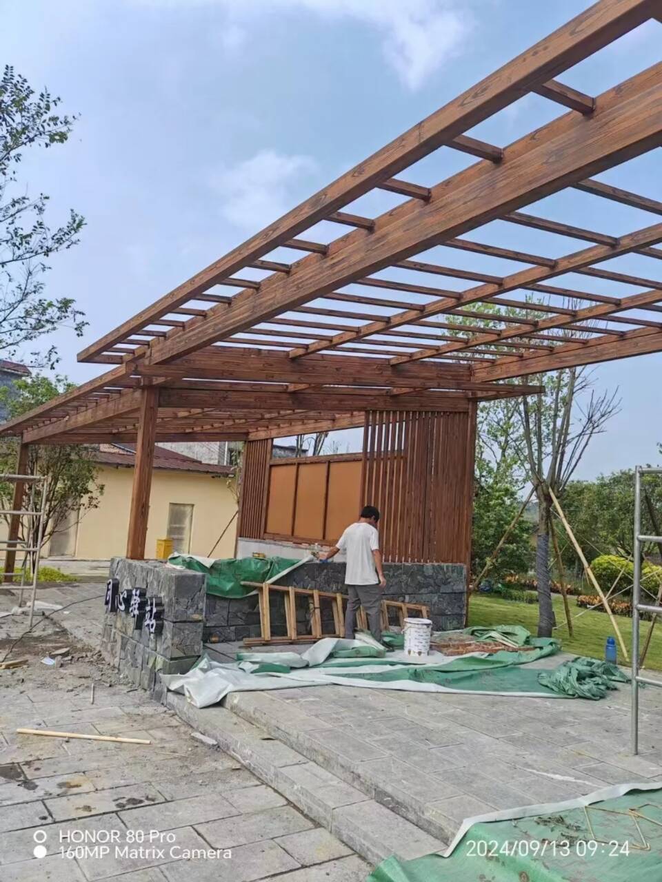 廊架长廊木纹漆，钢结构金属面木纹漆，仿木纹漆施工厂家产地批发