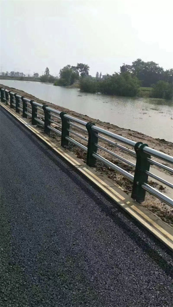 种植基地镀锌板护栏